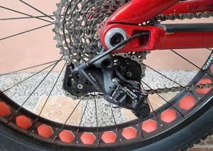 Why does my rear derailleur won't shift to lowest gear